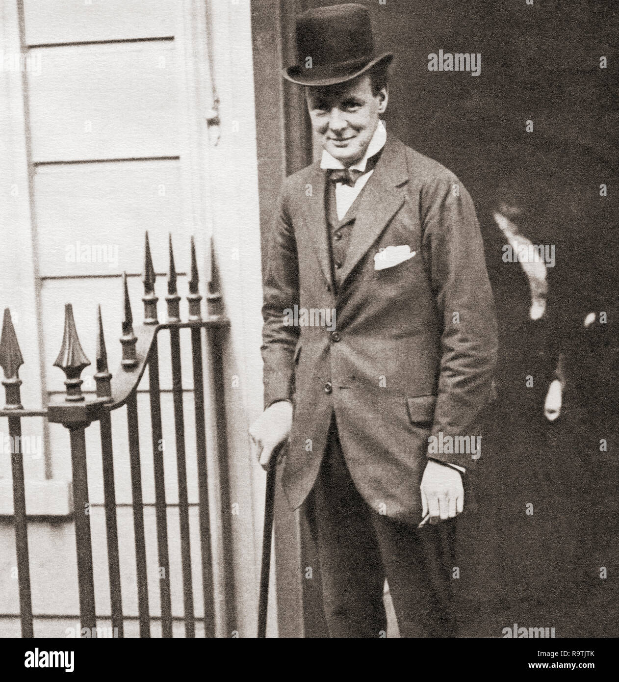 Winston Churchill hier 1908 an Nr. 10 Downing Street, London, England gesehen. Sir Winston Leonard Spencer-Churchill, 1874 - 1965. Britischer Politiker, Staatsmann, Offizier und Schriftsteller, der Premierminister des Vereinigten Königreichs von 1940 bis 1945 und erneut von 1951 bis 1955. Stockfoto