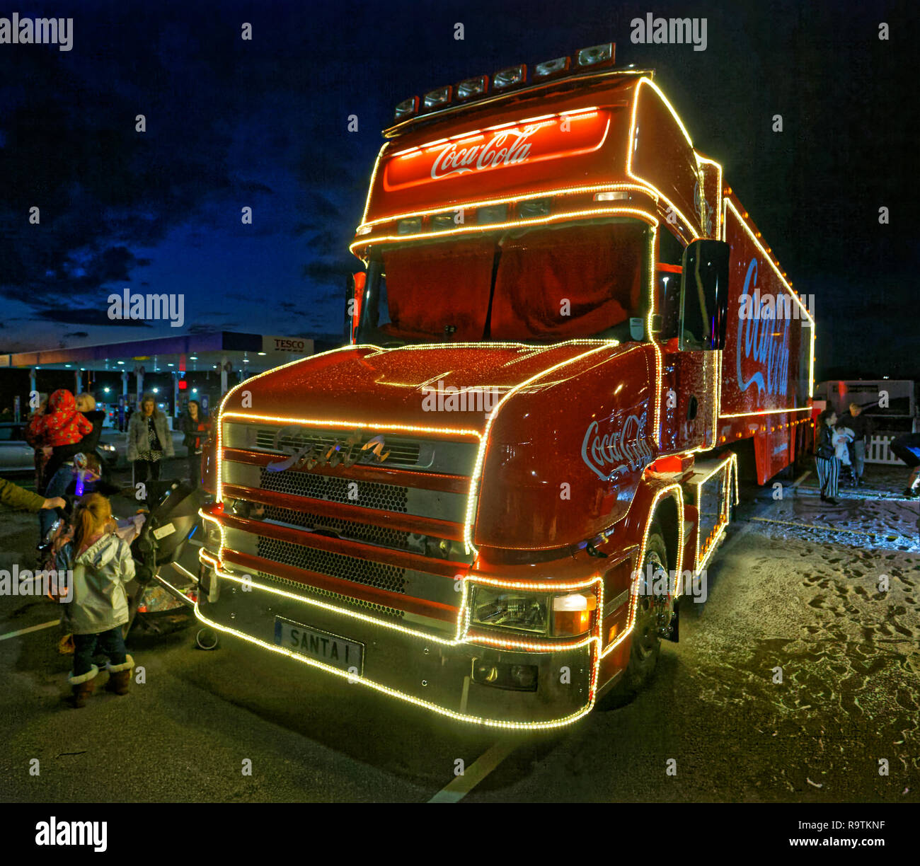 Die rote Coca Cola Truck auf dem Parkplatz von Tesco Supermarkt im llansamlet Bereich von Swansea, Wales, UK. Mittwoch, 21 November 2018 Stockfoto