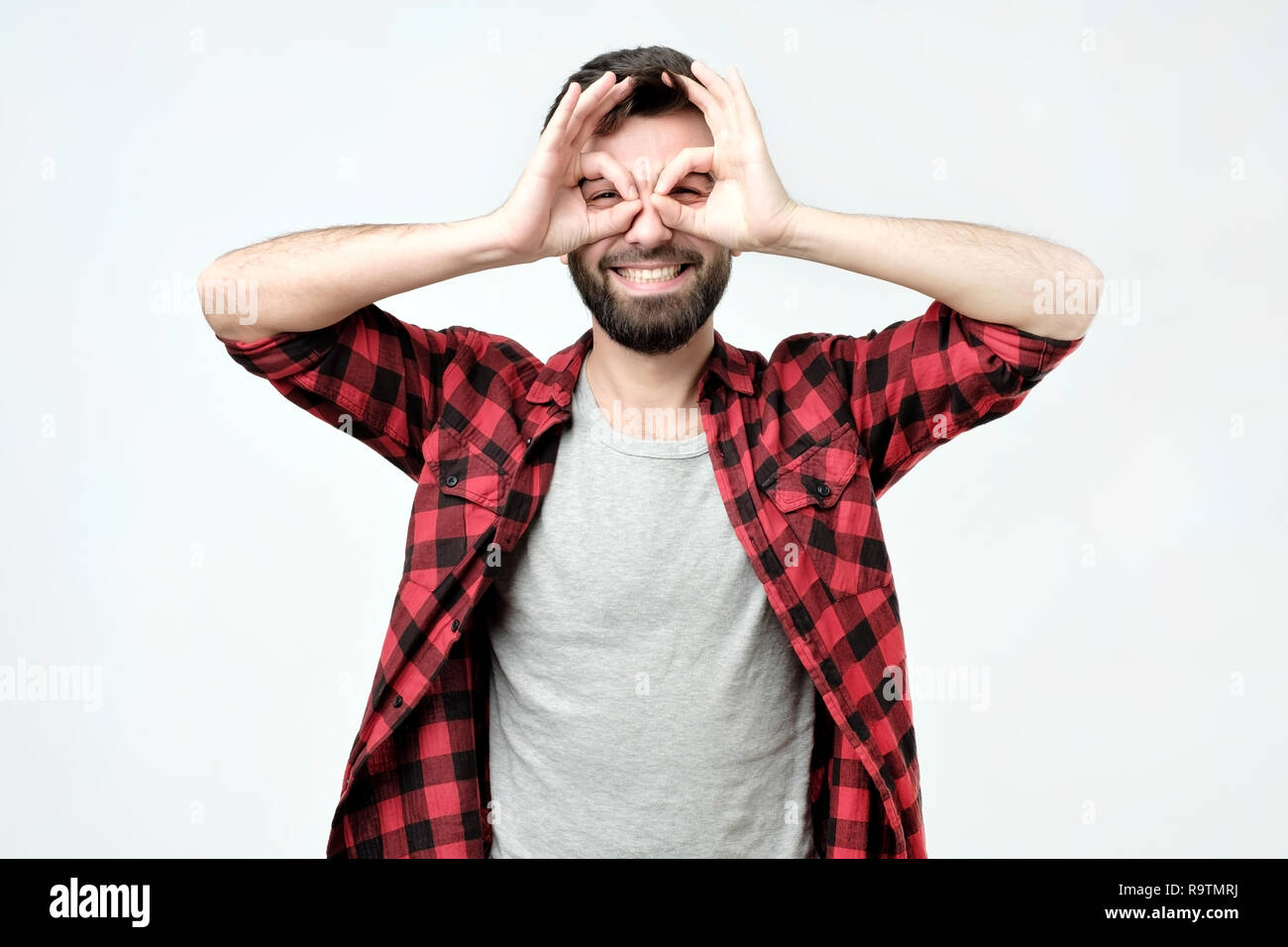 Hispanic schöner Mann, Held oder Owl anmelden oder wie Brillen für bessere Sehkraft. Studio schießen. Stockfoto