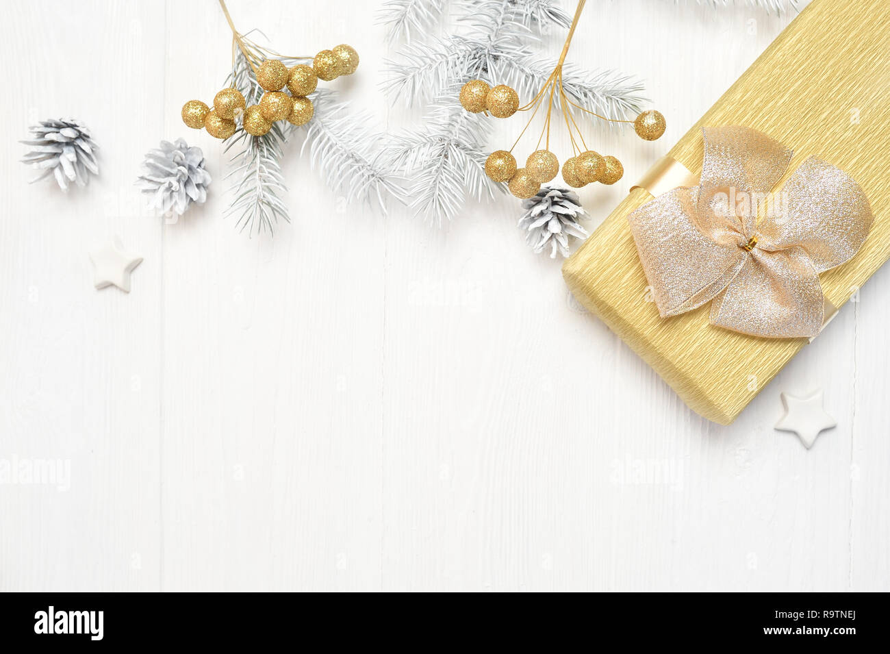 Mockup Weihnachten weiß Baum, beige Bogen, Geschenkbox und Kegel. Flach auf einem weißen Hintergrund, aus Holz mit Platz für Ihren Text. Ansicht von oben Stockfoto