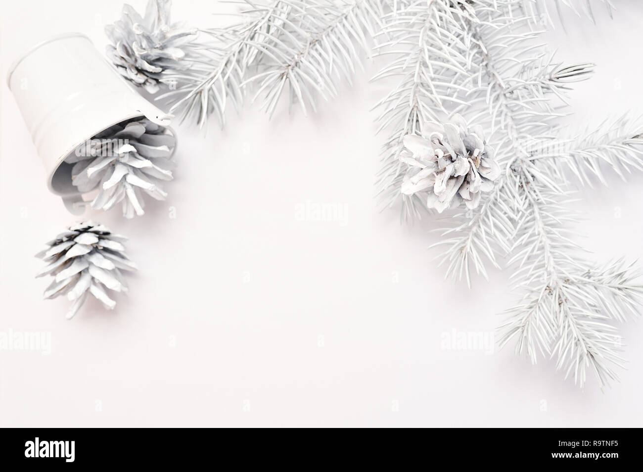 Mockup Weihnachten weiß Baum und Kegel. Flach auf einem weißen Hintergrund, aus Holz mit Platz für Ihren Text. Ansicht von oben Stockfoto