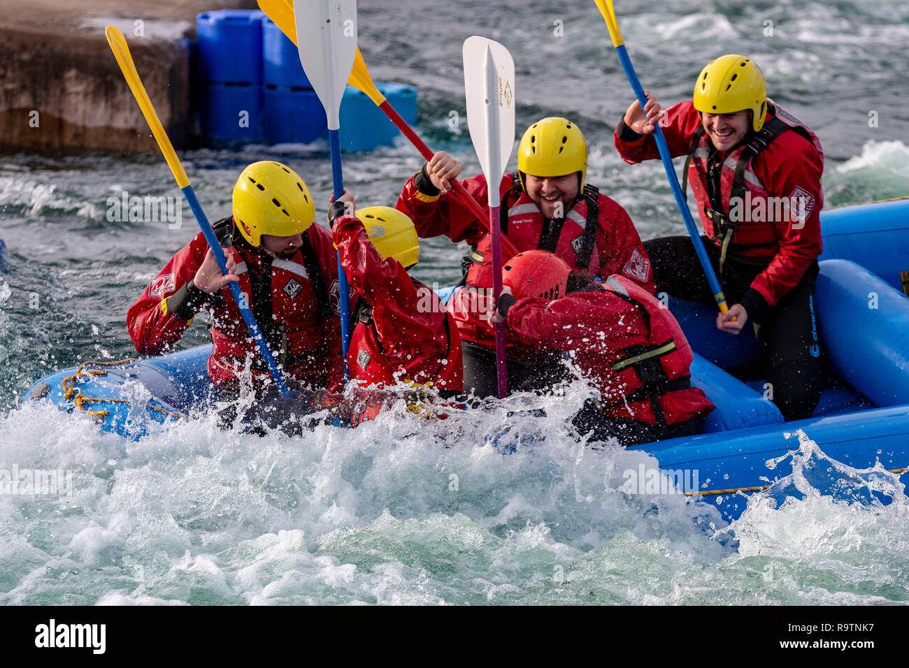 CARDIFF, VEREINIGTES KÖNIGREICH. 04. Dezember 2018. Ein olympischer standard Rafting / Kajak center, Cardiff International White Water. Bei der Inter Cardiff entfernt Stockfoto