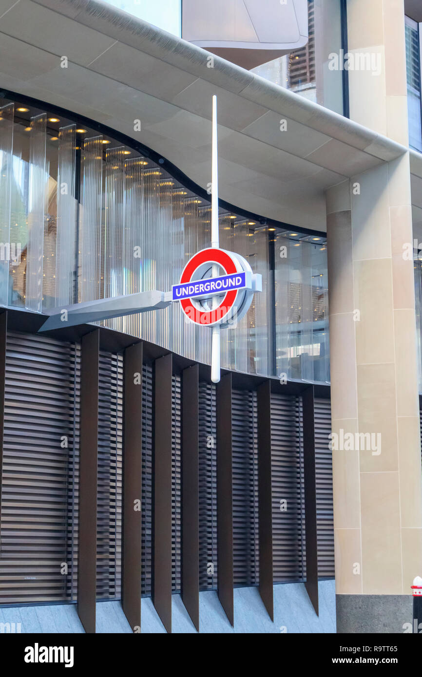 Die Londoner U-Bahn Zeichen außerhalb der neue Eingang zur Bank Tube Station unter der Bloomberg Gebäude in Walbrook, London EC 4 Stockfoto