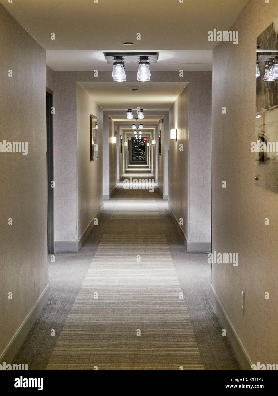 Lange Teppichboden leer Hotel Halle oder Flur in der Lodge und Spa im Callaway Gardens, Pine Mountain Georgia, USA. Stockfoto