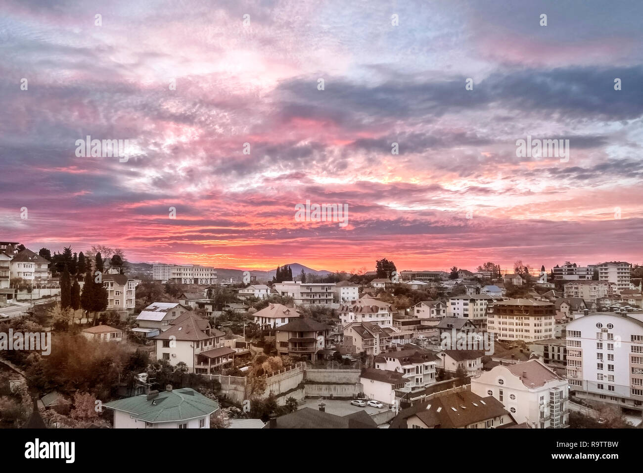 Schönen Sonnenuntergang auf Erdbeere Straße in neuen Sotschi am Abend im privaten Sektor Stockfoto