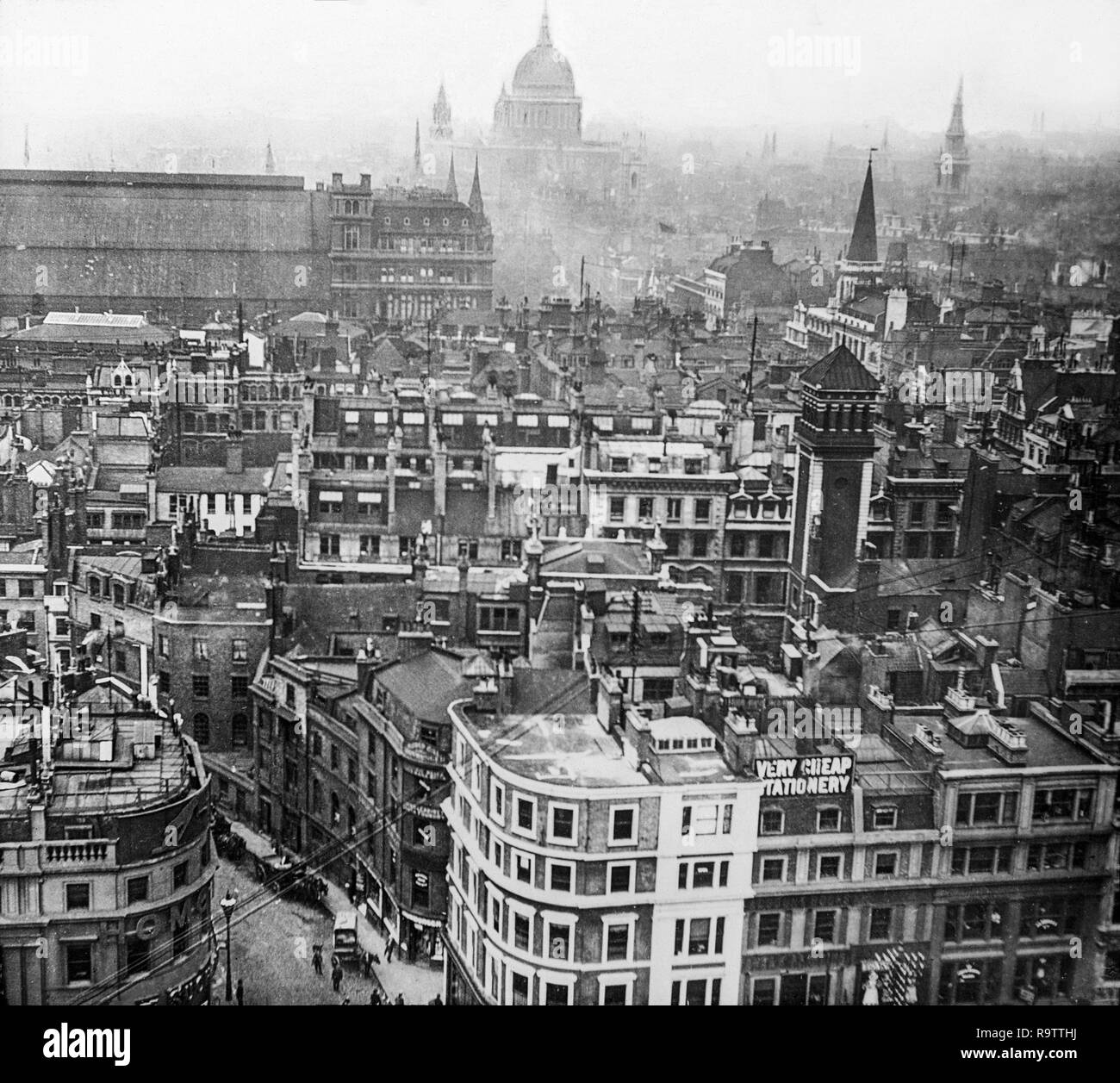 Anfang des zwanzigsten Jahrhunderts schwarz-weiß Foto von der Oberseite des Denkmals in Central London, West mit Blick über die Dächer der Stadt, mit der St. Pauls Kathedrale in der Skyline. Stockfoto