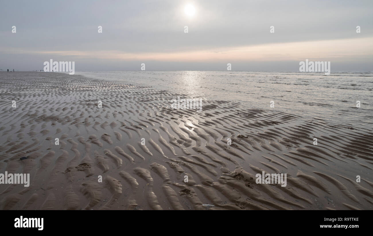 Wässrige Sonnenlicht auf die fylde Ufer in Lytham St. Anne's an der Küste von Lancashire, England. Stockfoto