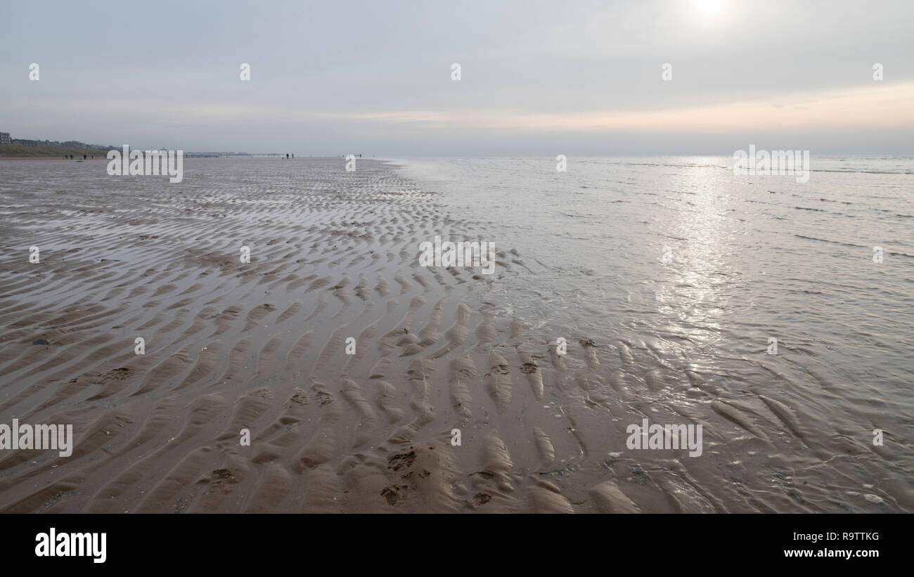 Wässrige Sonnenlicht auf die fylde Ufer in Lytham St. Anne's an der Küste von Lancashire, England. Stockfoto
