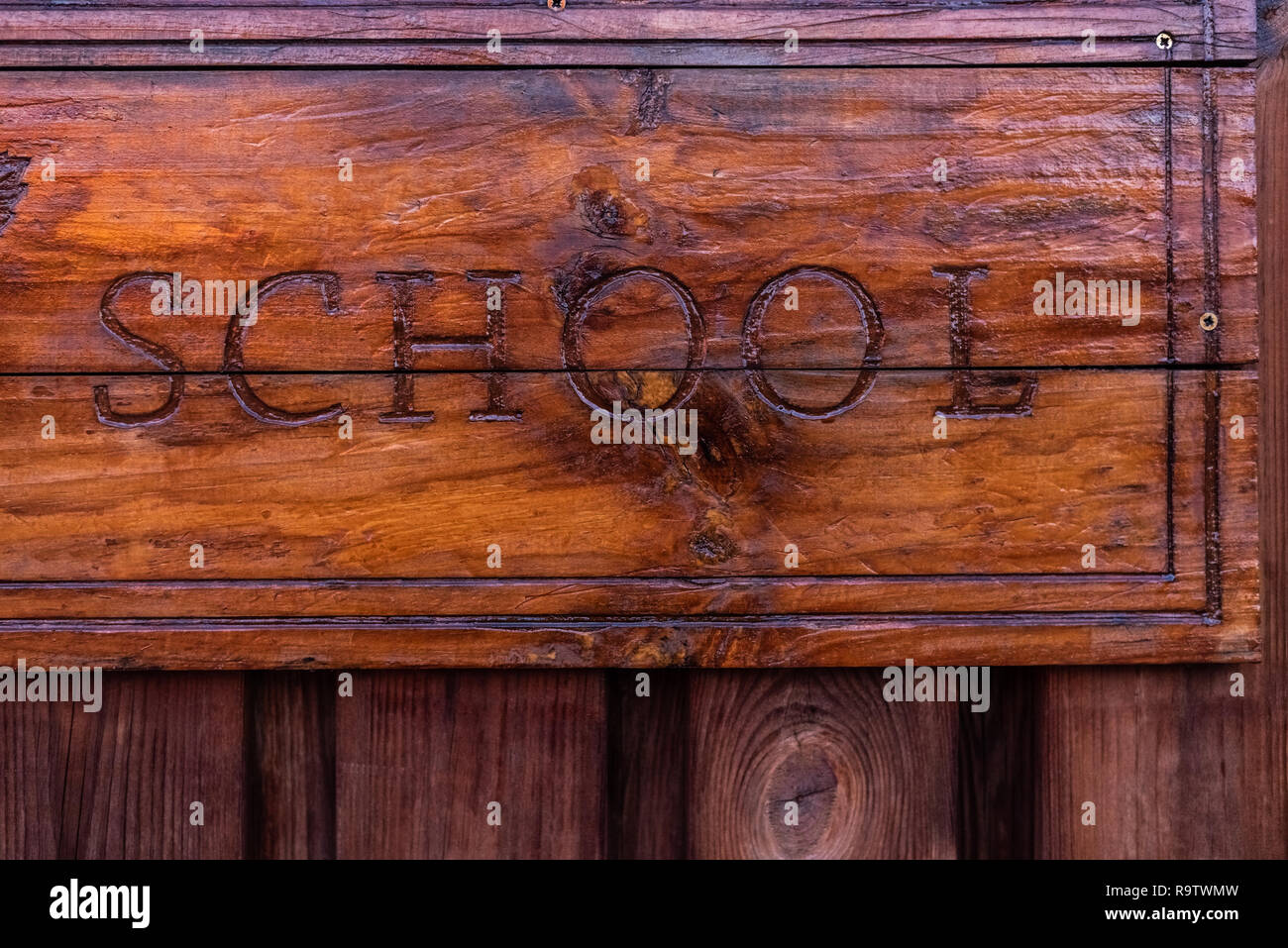 Holzschild mit der Schule Inschrift eingraviert. Stockfoto