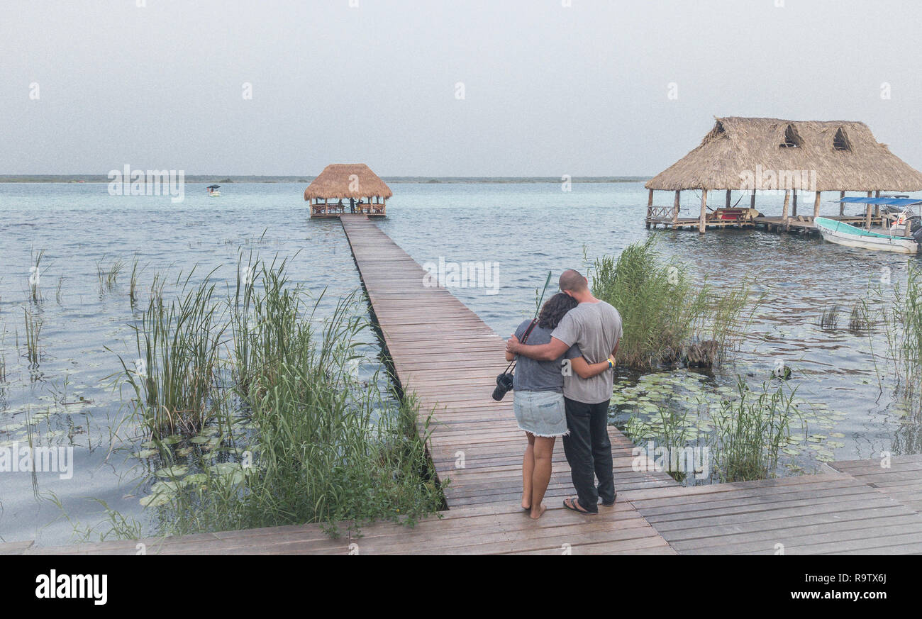 Junges Paar Hug auf er hölzerne Seebrücke Mexiko Lagune Bacalar Stockfoto