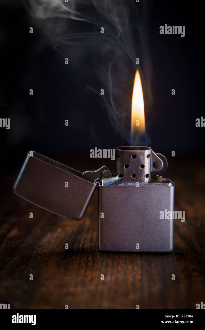 Amerikanische Feuerstein Rad wiederverwendbare wick Feuerzeug mit Rauch und  Dunkelheit stimmungsvolle Beleuchtung Stockfotografie - Alamy