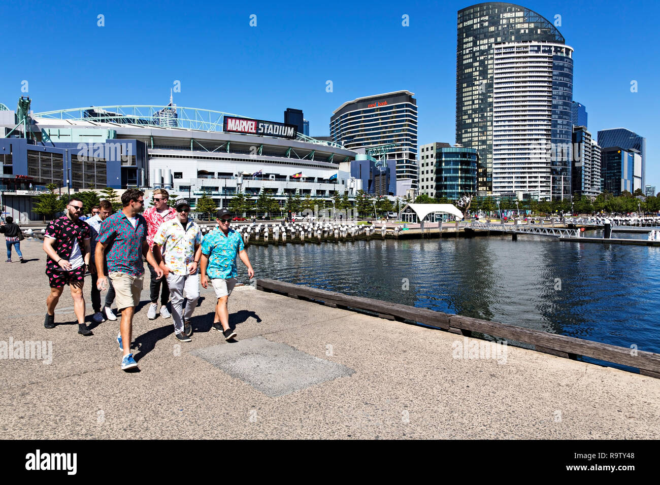 Eine Gruppe von jungen Männern heraus für eine Hafenrundfahrt in den Docklands von Melbourne, Victoria, Australien. Stockfoto