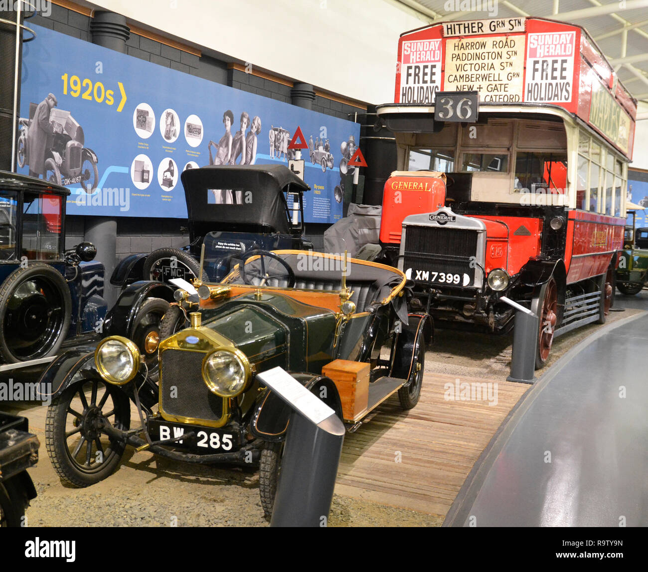 1920er Auto und Oldtimer Bus an der British Motor Museum Gaydon, Warwickshire, Großbritannien Stockfoto