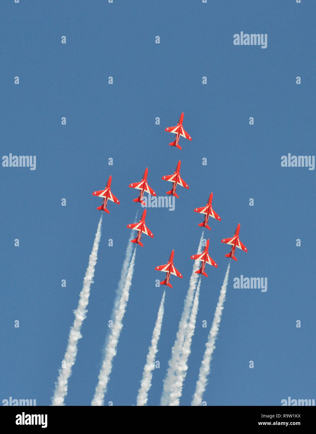 Rote Pfeile im Flug in Eastbourne Airbourne, Air Show, Eastbourne, East Sussex, Großbritannien Stockfoto