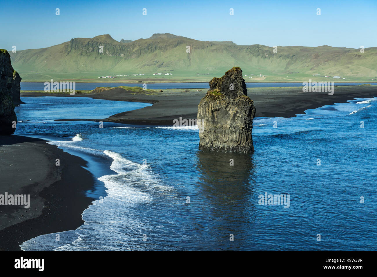 Ein großer Felsbrocken auf Dyrhólaey Strand im Süden von Island, Europa. Stockfoto