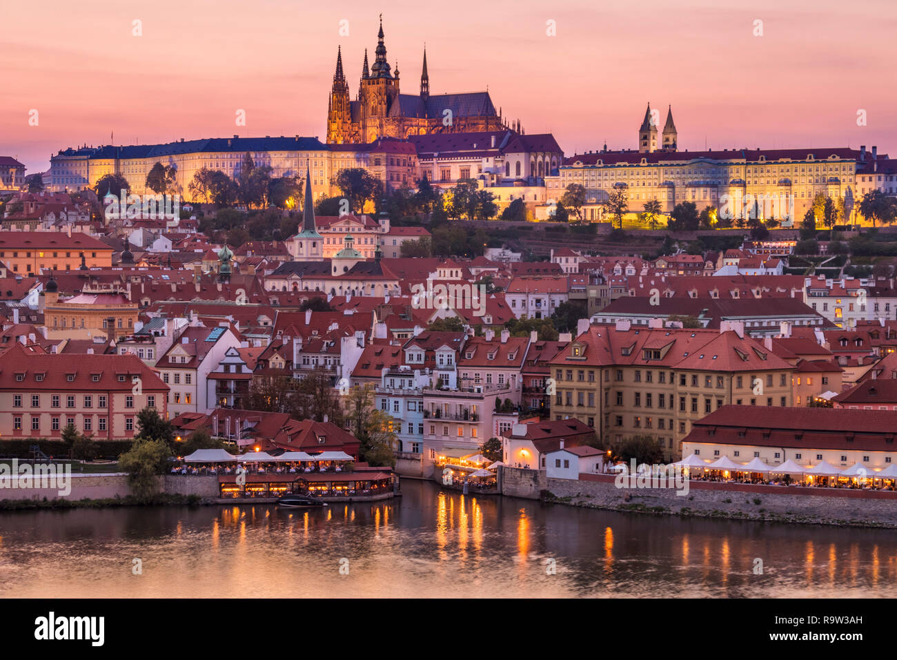 Prager Skyline bei Nacht mit der Prager Burg und der St. Veits Dom auf dem Hügel von Mala Strana Prag Tschechische Republik Europa Stockfoto