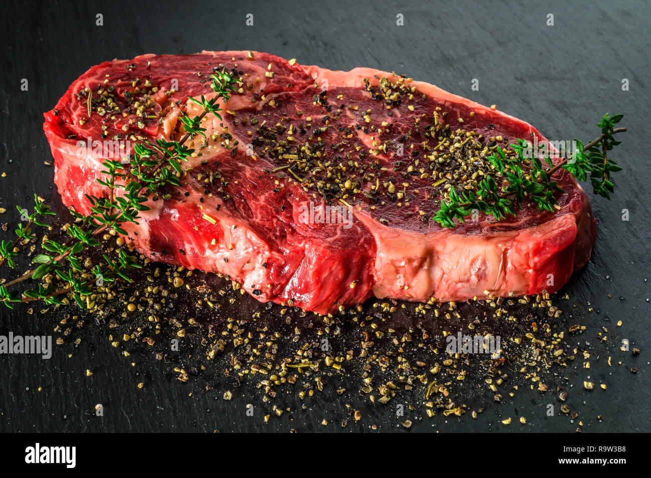 Raw trockenen Jahren Entrecote Steak. Köstliche barbecure Rib Eye Steak ...