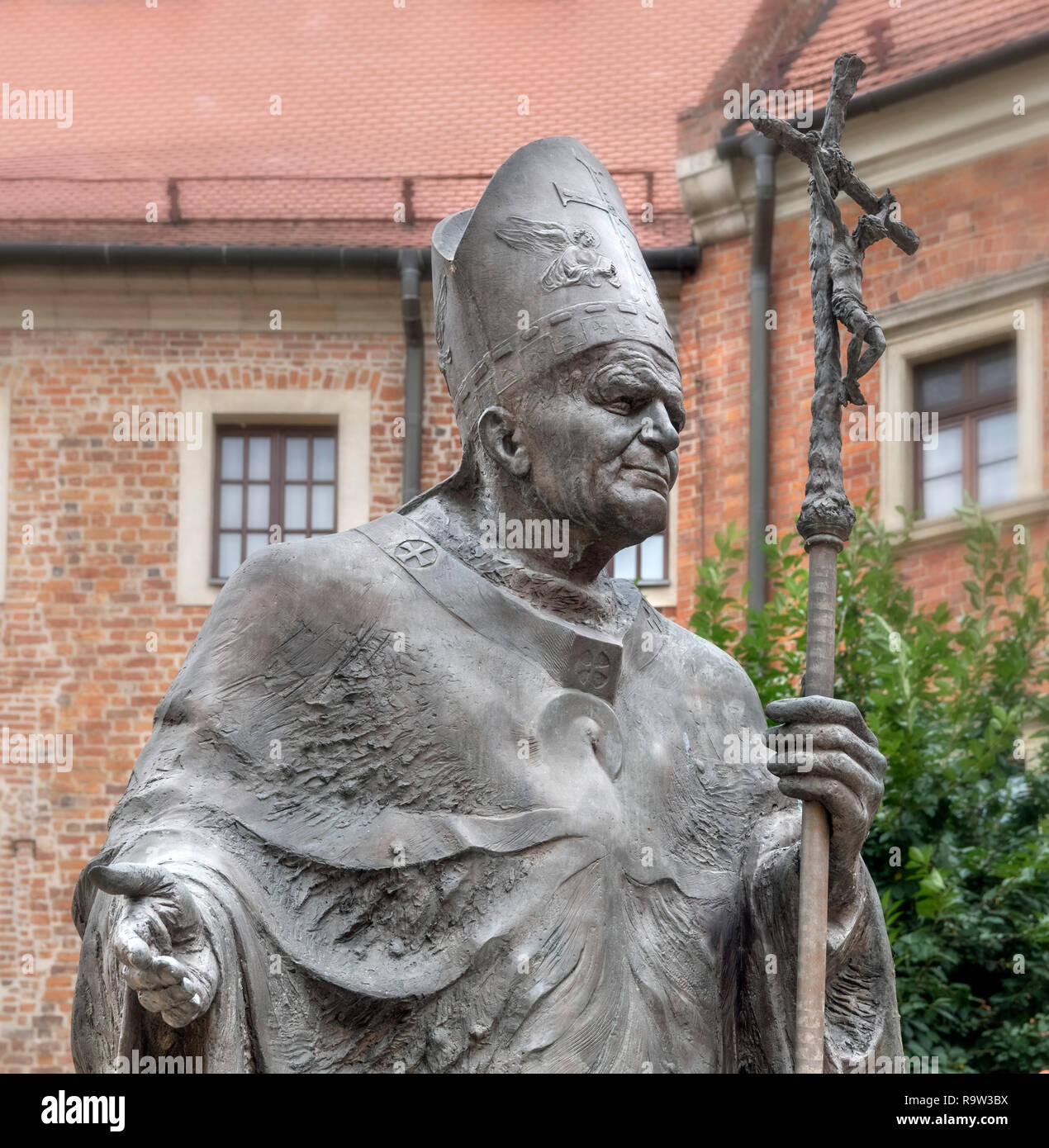 Statue von Papst Johannes Paul II. Außerhalb der Kathedrale auf dem Wawel, Wawel, Krakau, Polen Stockfoto