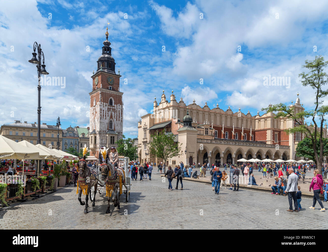 Rathaus turm (Wieża ratuszowa) und Tuchhallen (Sukiennice) auf dem Marktplatz (Rynek Główny), Kraków, Polen Stockfoto