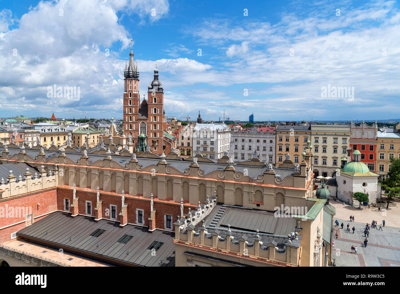 Blick vom Rathaus turm (Wieża ratuszowa) über die Tuchhallen (Sukiennice) Richtung St. Mary's Basilica, Marktplatz (Rynek Główny), Kraków, Polen Stockfoto