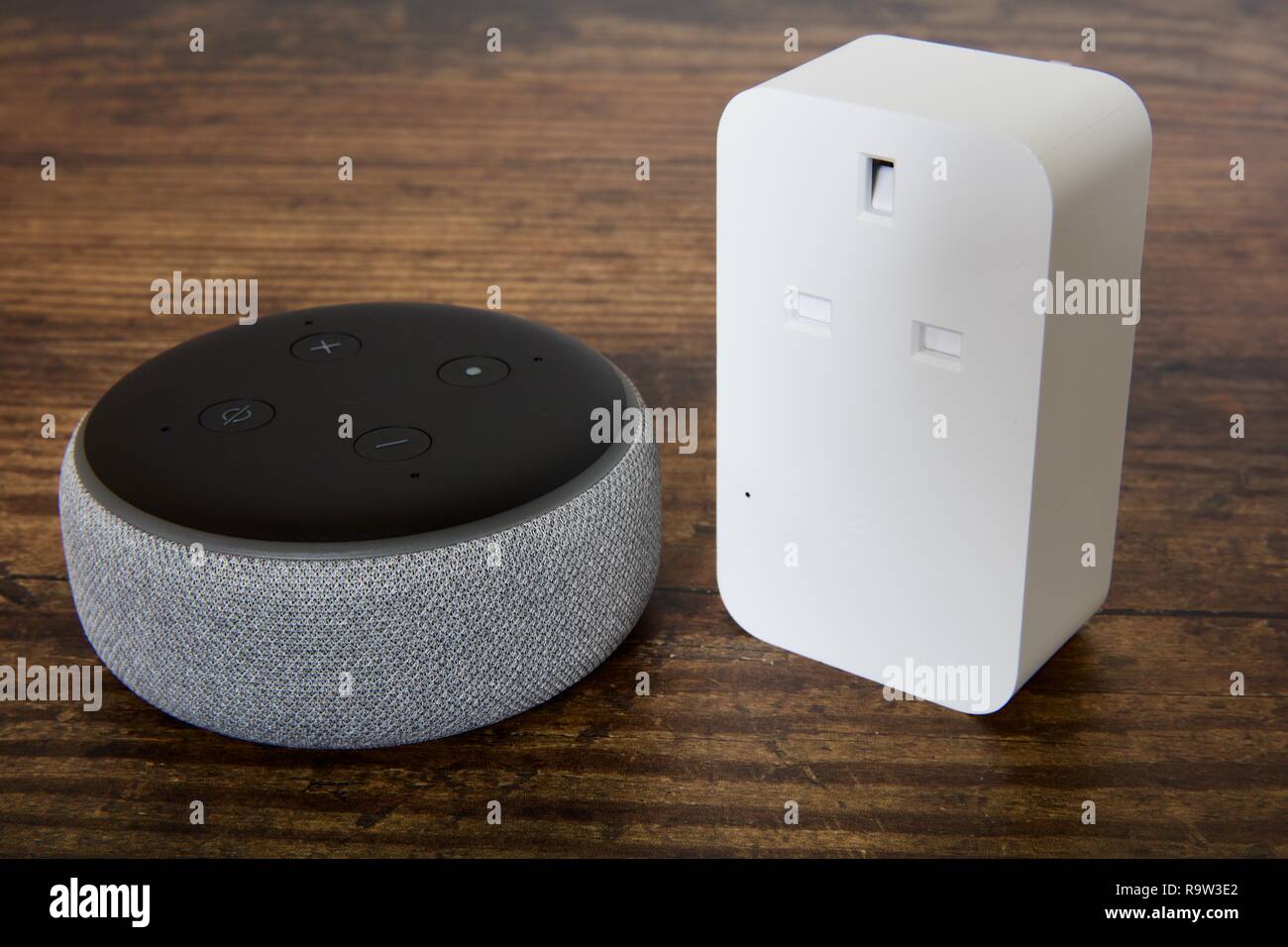 3. generation Echo Dot smart Lautsprecher mit Alexa von Amazon Stockfoto