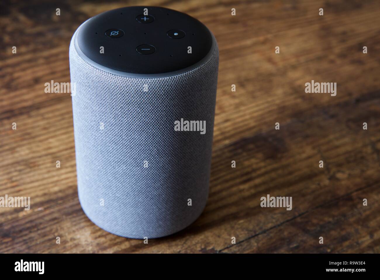 2. generation Echo Plus smart home Hub mit Alexa Stockfoto