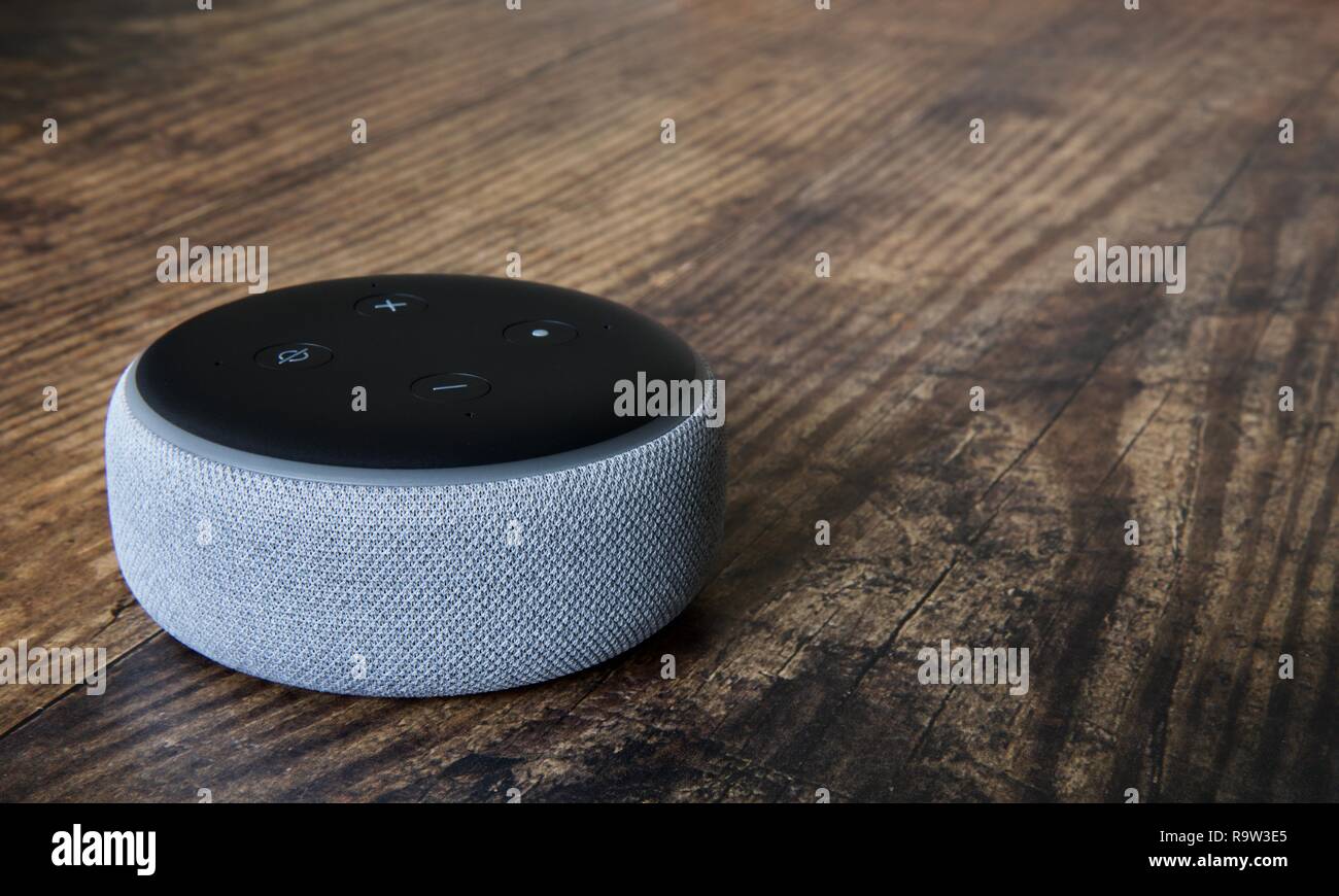 3. generation Echo Dot smart Lautsprecher mit Alexa von Amazon Stockfoto