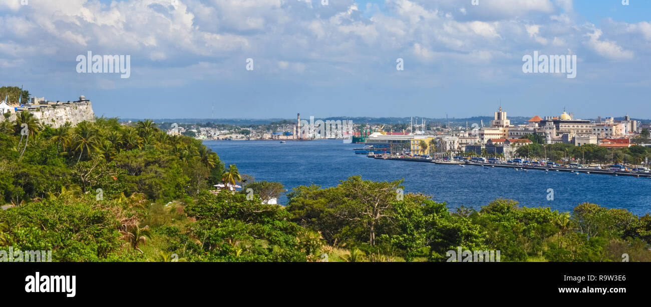 Panoramablick und Stadtbild der Ufermauer am Malecón von Havanna, Kuba, von der Morro Castle. Stockfoto