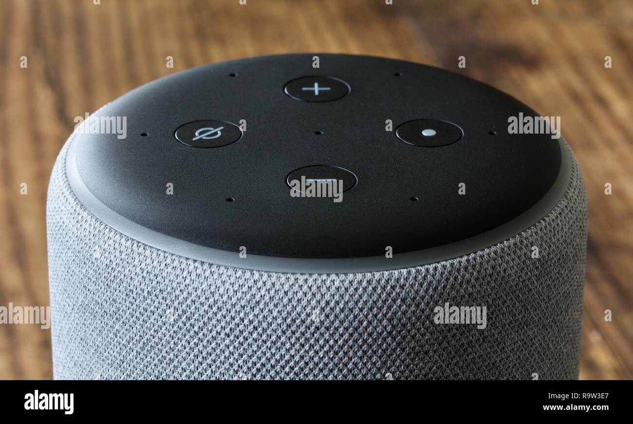 2. generation Echo Plus smart home Hub mit Alexa Stockfoto