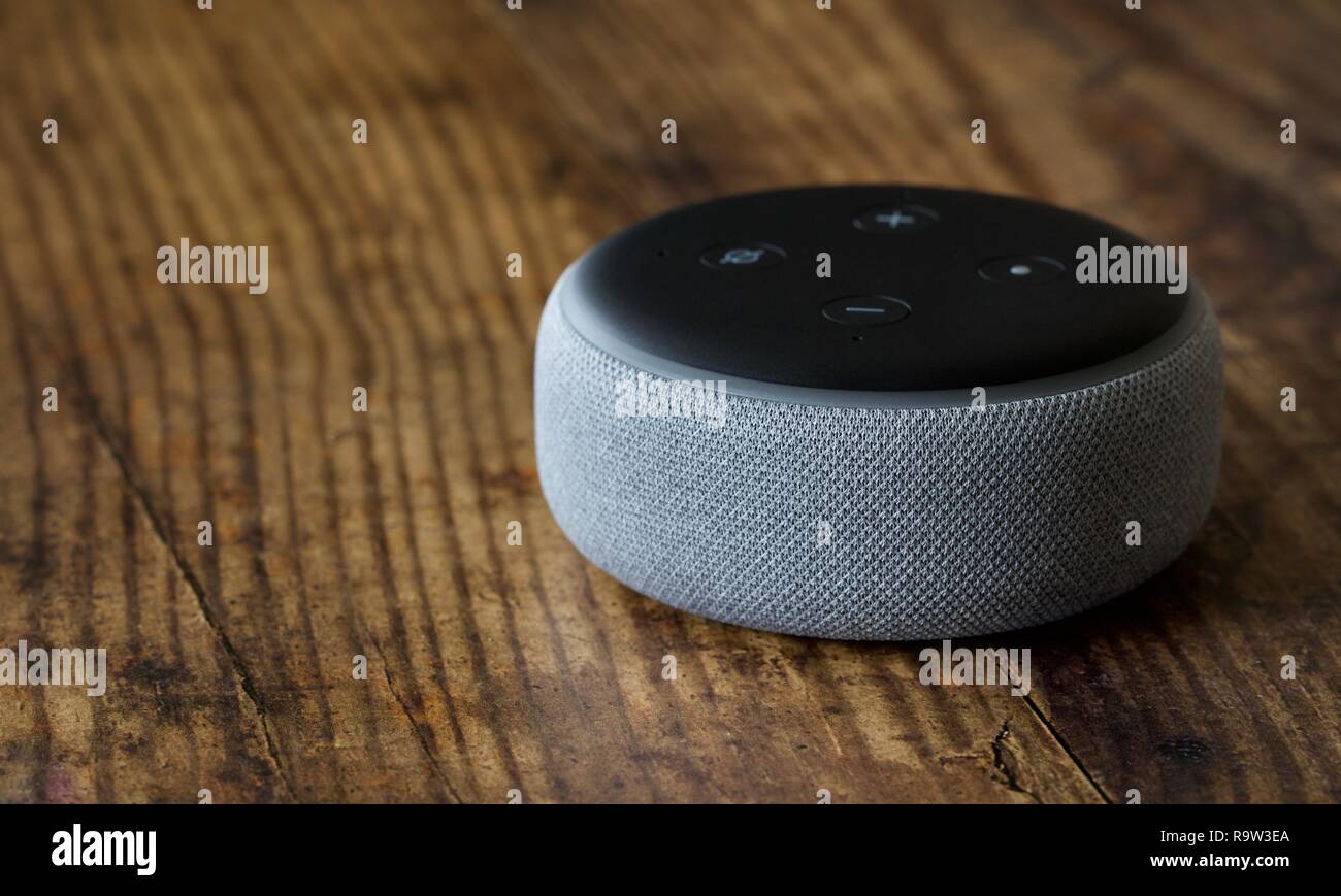 3. generation Echo Dot smart Lautsprecher mit Alexa von Amazon Stockfoto