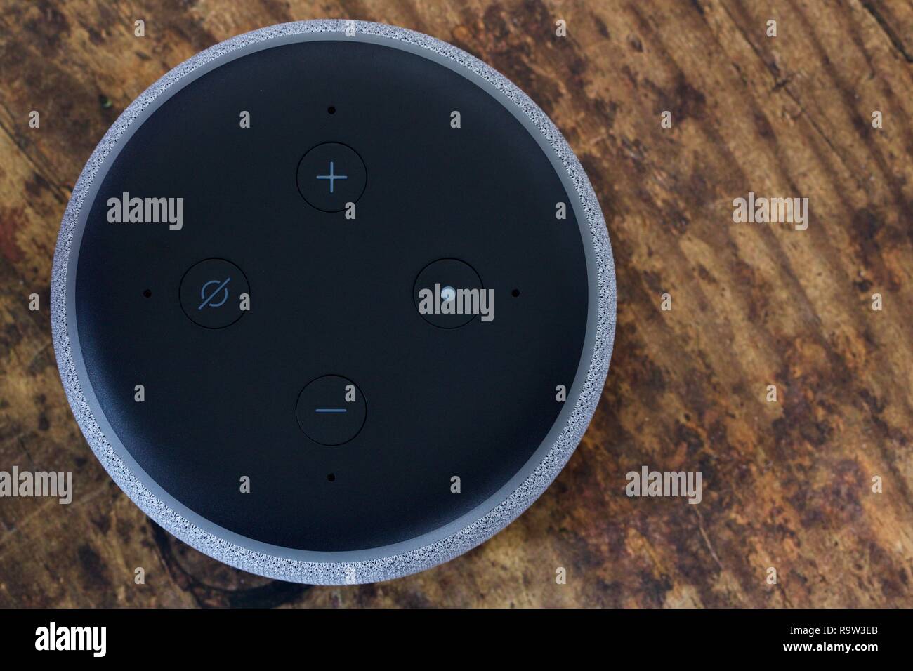 3. generation Echo Dot smart Lautsprecher mit Alexa von Amazon Stockfoto