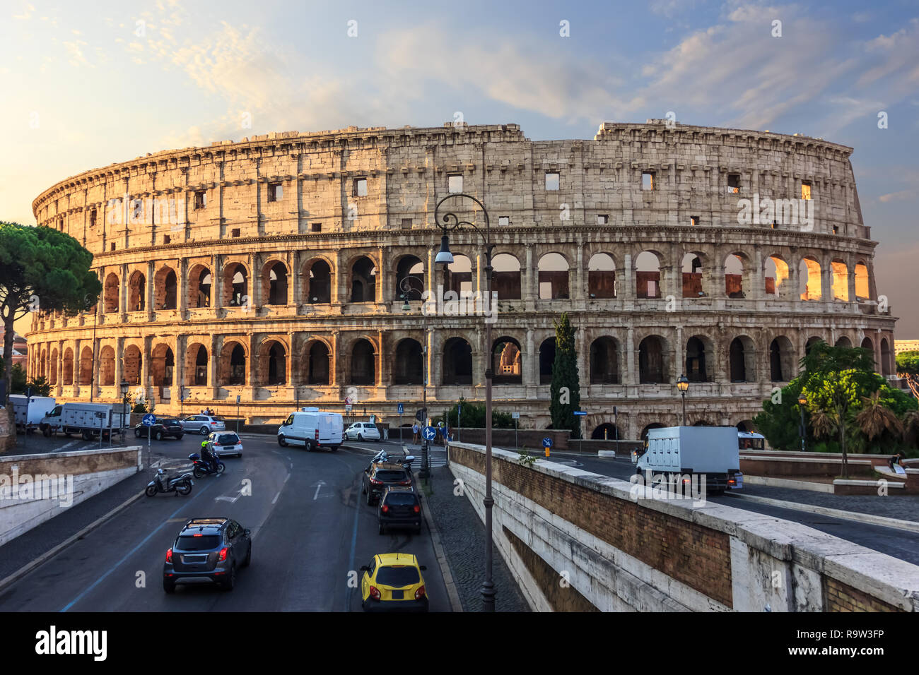 Kolosseum in Rom und eine Straße in der Nähe, Italien, sunrise anzeigen Stockfoto