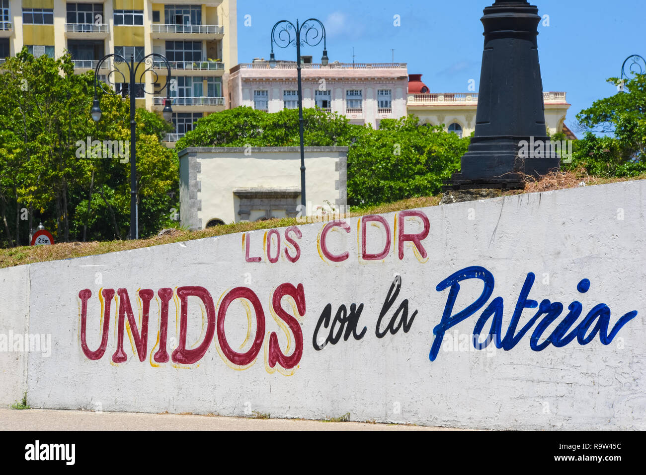 Revolutionäre Parolen auf einer Straße in Havanna, Kuba. Stockfoto