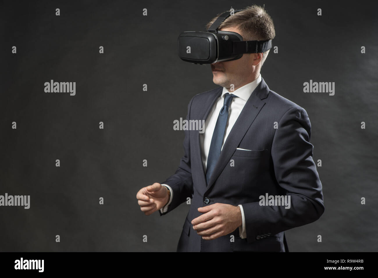 360. Virtuelle Spiel. Mann im schwarzen Anzug verwendet eine virtuelle Realität Gläser. VR Stockfoto