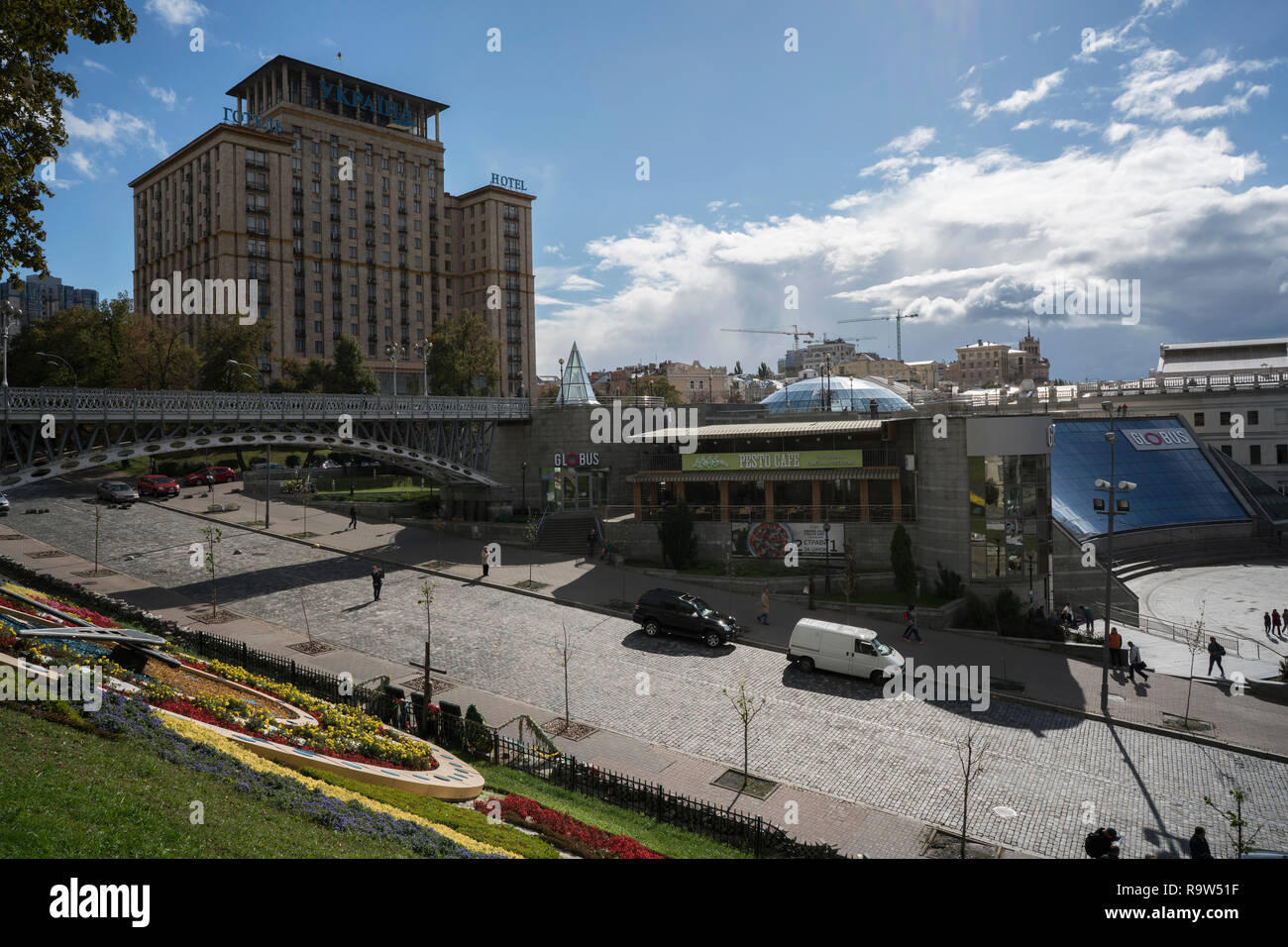 Das vier-Sterne Hotel Ukraine (Hotel Ukrayina) in der Zeit der Sowjetunion mit Blick auf den Independence Square in der Innenstadt von Kiew, Ukraine gebaut. Stockfoto