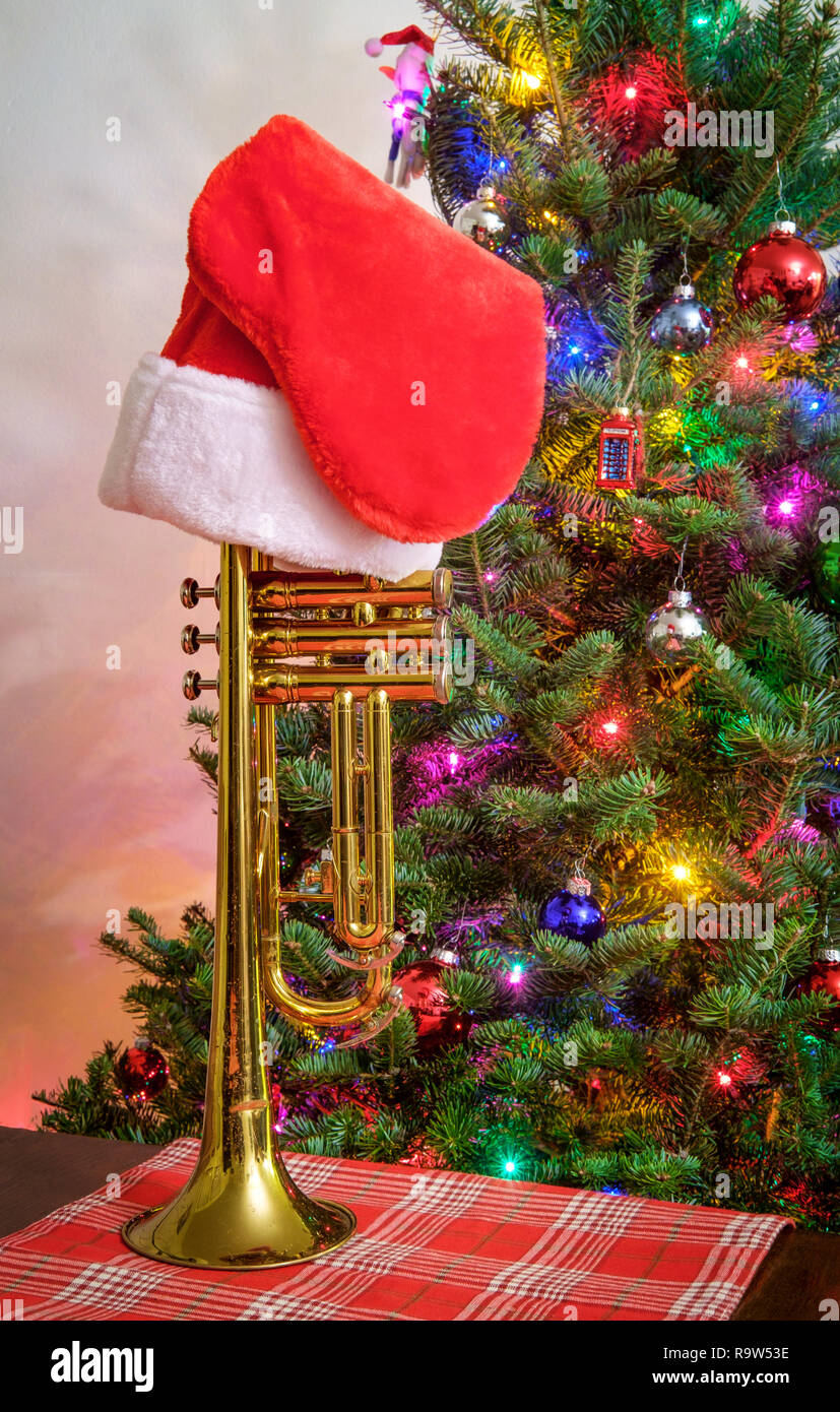 Saisonale Urlaub Musical instrument Trompete mit Weihnachtsbaum Hintergrund Stockfoto