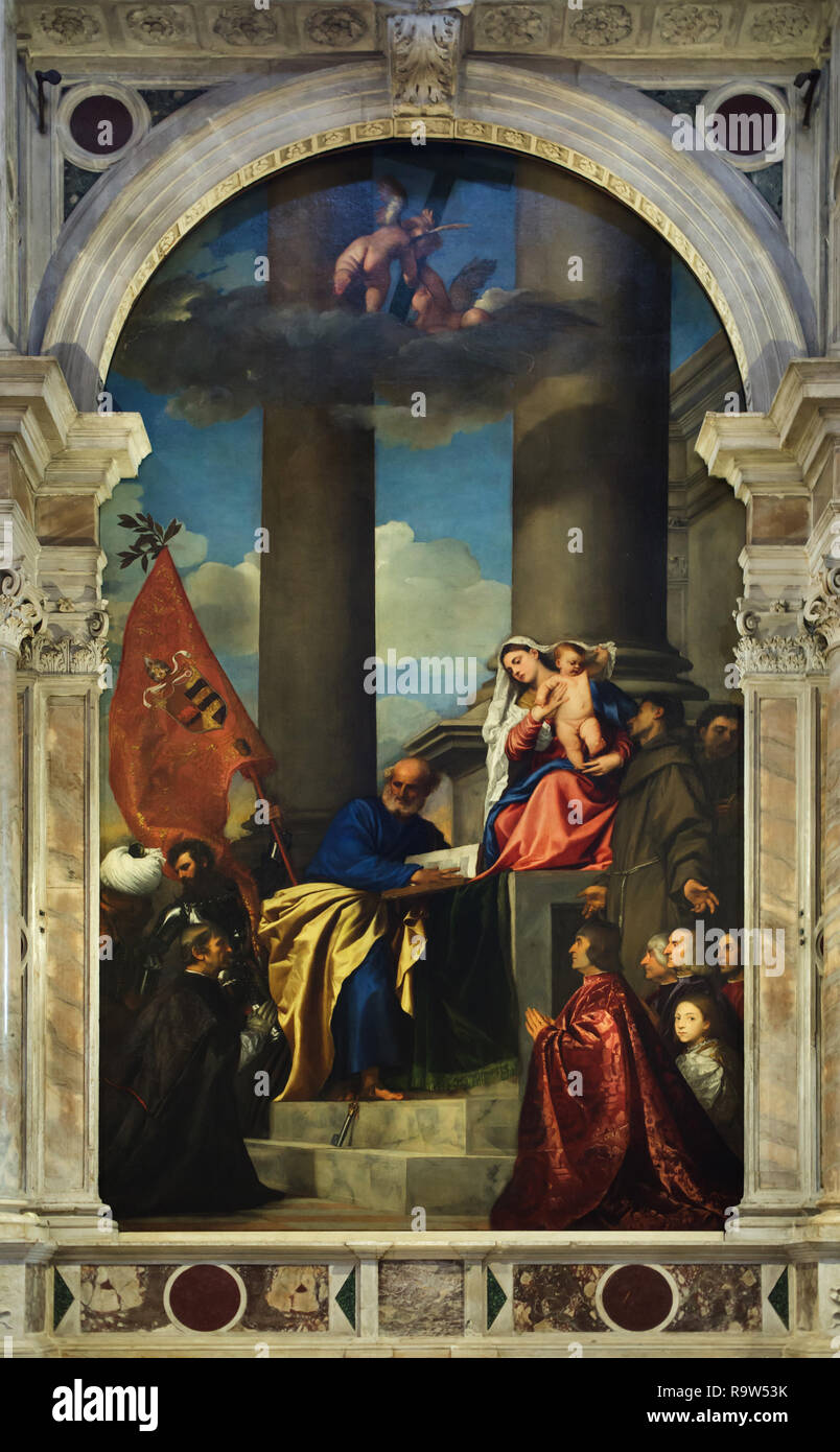 Altarbild'Pesaro Madonna' ('Madonna di Ca' Pesaro") durch die italienische Renaissance Maler Tizian (1519-1526) auf der Anzeige in der Basilika "Santa Maria Gloriosa dei Frari (Basilica di Santa Maria Gloriosa dei Frari) in Venedig, Italien. Stockfoto