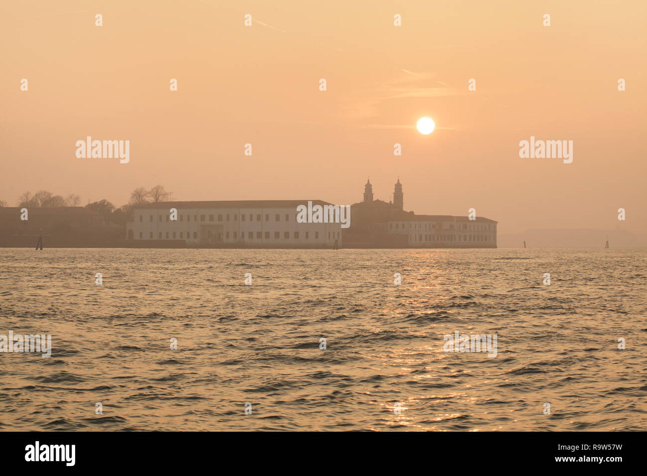 Sonnenuntergang über San Servolo Island (Isola di San Servolo) in der venezianischen Lagune (Laguna di Venezia) in der Nähe von Venedig, Italien. Stockfoto