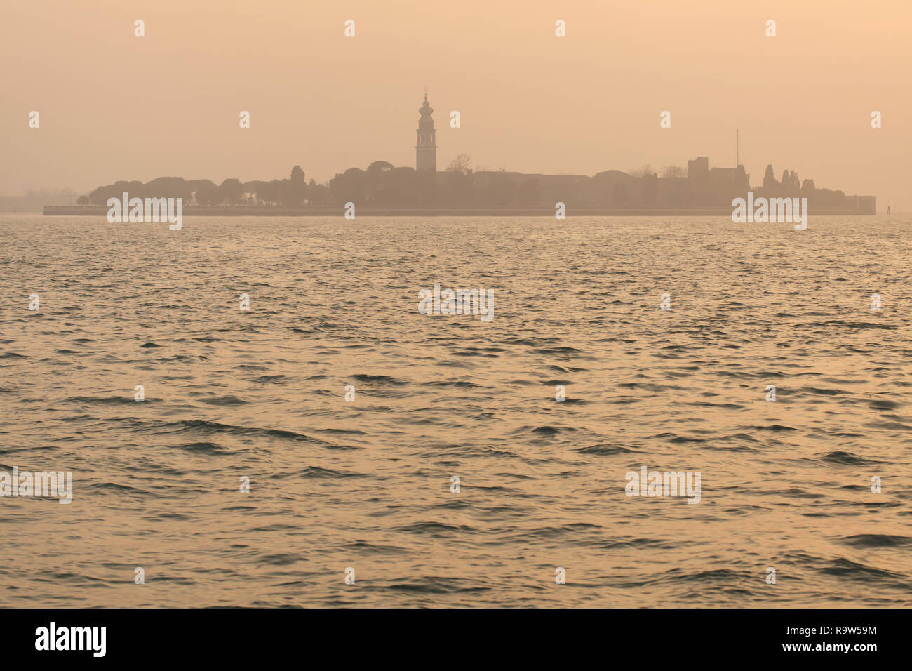 Sonnenuntergang über San Lazzaro Degli Armeni in der venezianischen Lagune (Laguna di Venezia) in der Nähe von Venedig, Italien. Stockfoto