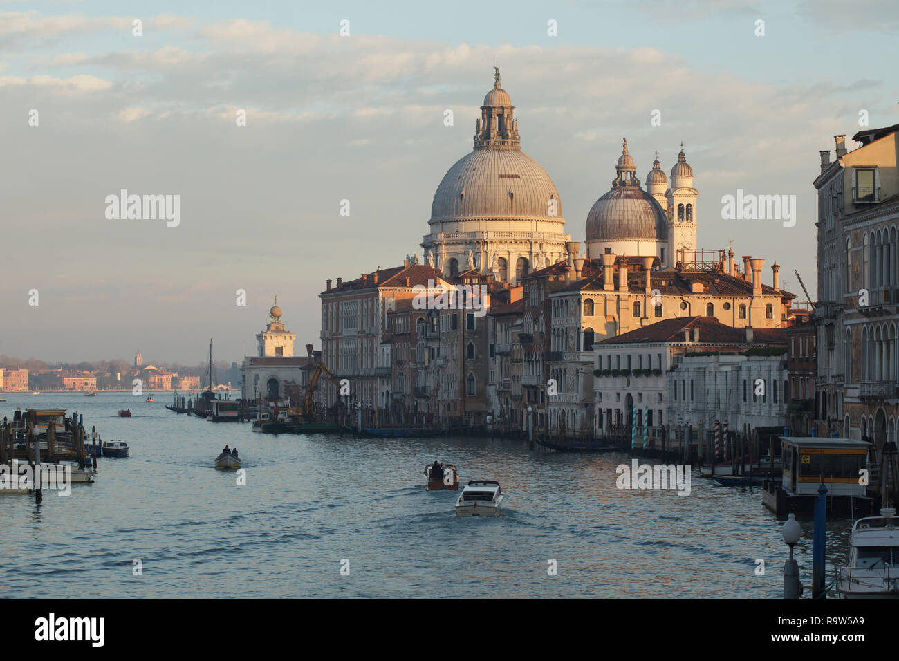 Basilika Santa Maria della Salute (Basilica di Santa Maria della Salute und den Canal Grande (Canal Grande) in Venedig, Italien, dargestellt von der Accademia Brücke (Ponte dell'Accademia). Stockfoto