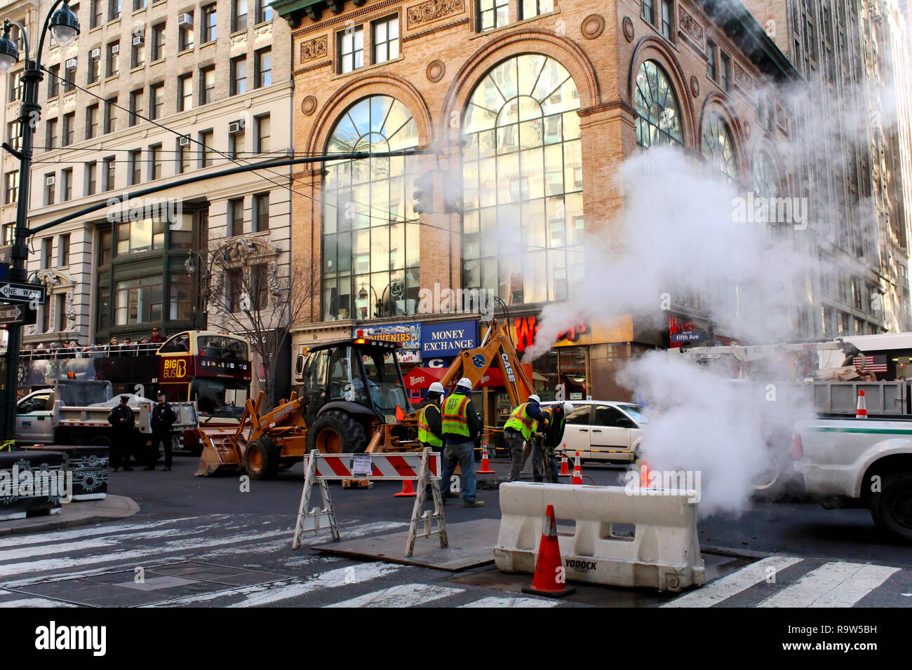 New York City, USA-Nov 2017: Männer bei der Arbeit auf der Straße in Manhattan Stockfoto