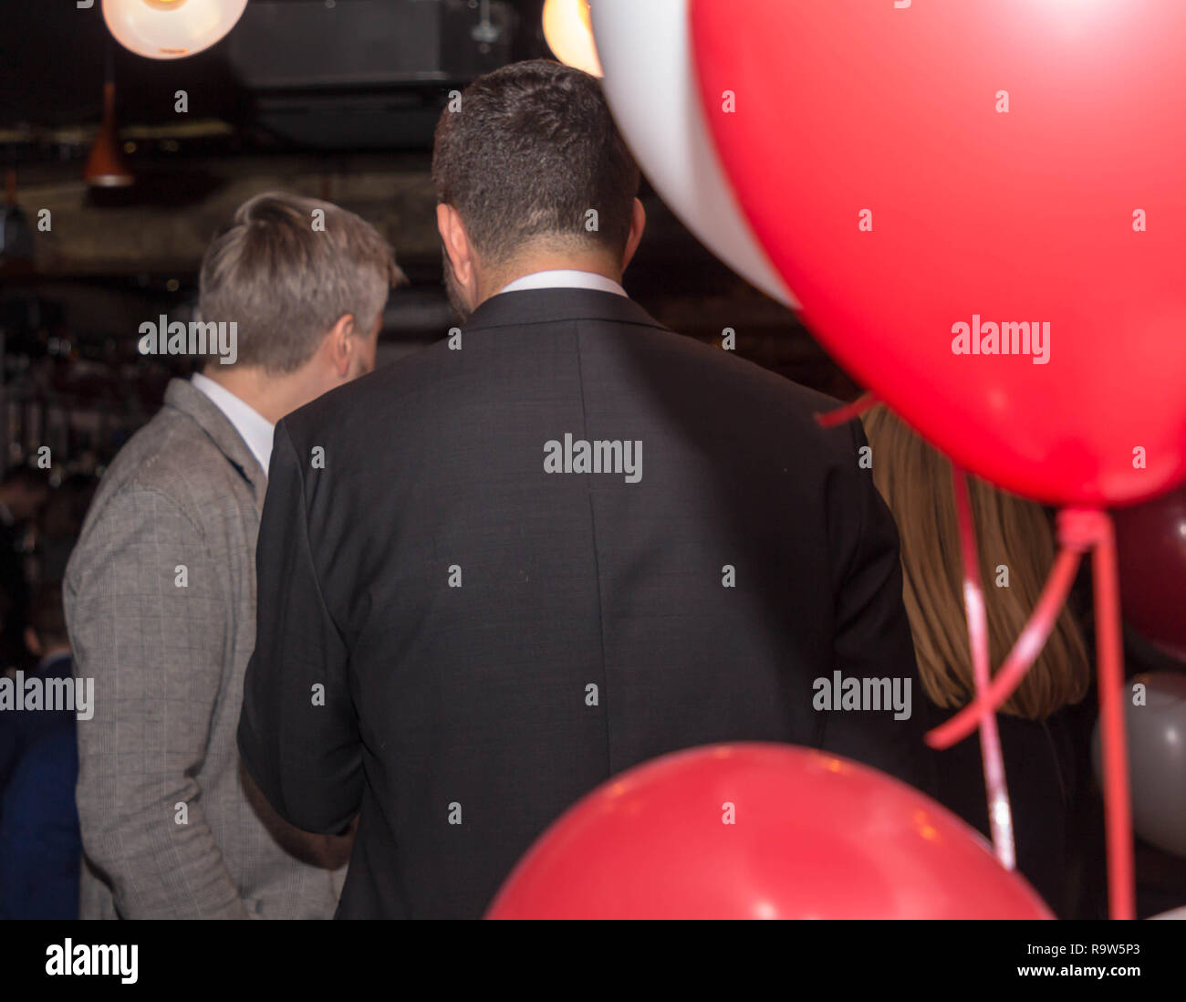 Männer in Jacken auf Corporate Partei zum Neuen Jahr Stockfoto