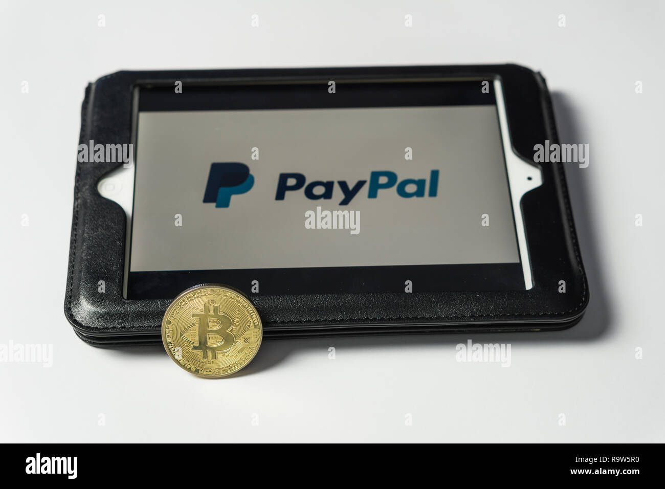 Bitcoin Münze mit das Paypal Logo auf einem Laptop Bildschirm, Slowenien - Dezember 23th, 2018 Stockfoto