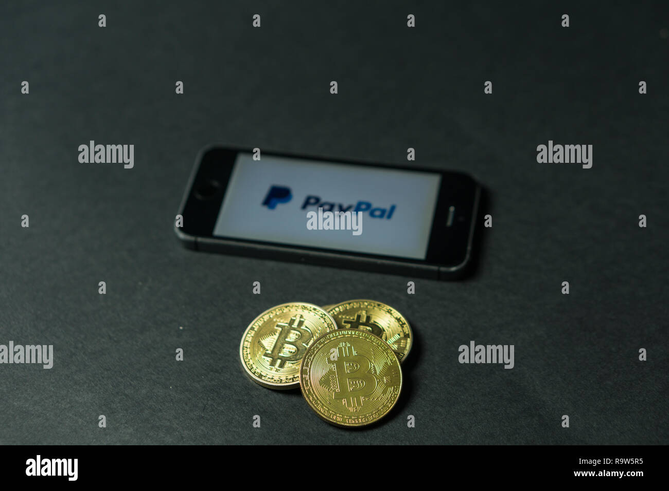 Bitcoin Münze mit das Paypal Logo auf einem Telefonbildschirm, Slowenien - Dezember 23th, 2018 Stockfoto