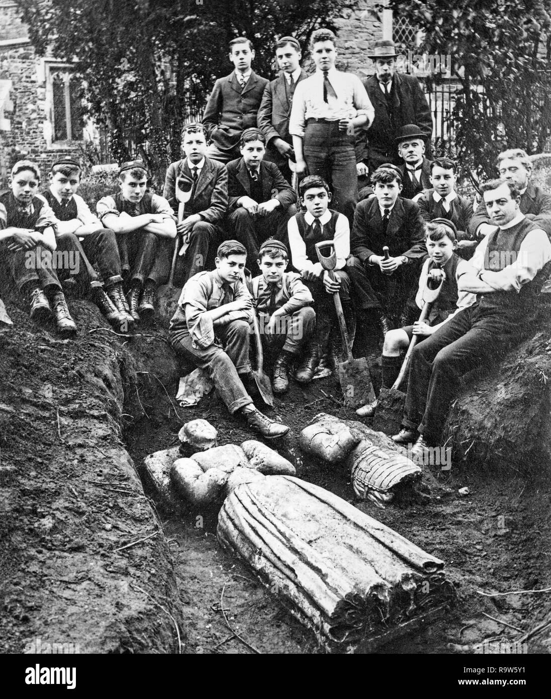 Foto 1918 im Dorf Millbrook in Bedfordshire, England. Foto zeigt eine Gruppe von Menschen, viele junge Männer, und einige Bildnisse begraben auf dem Friedhof in Millbrook gefunden. Stockfoto