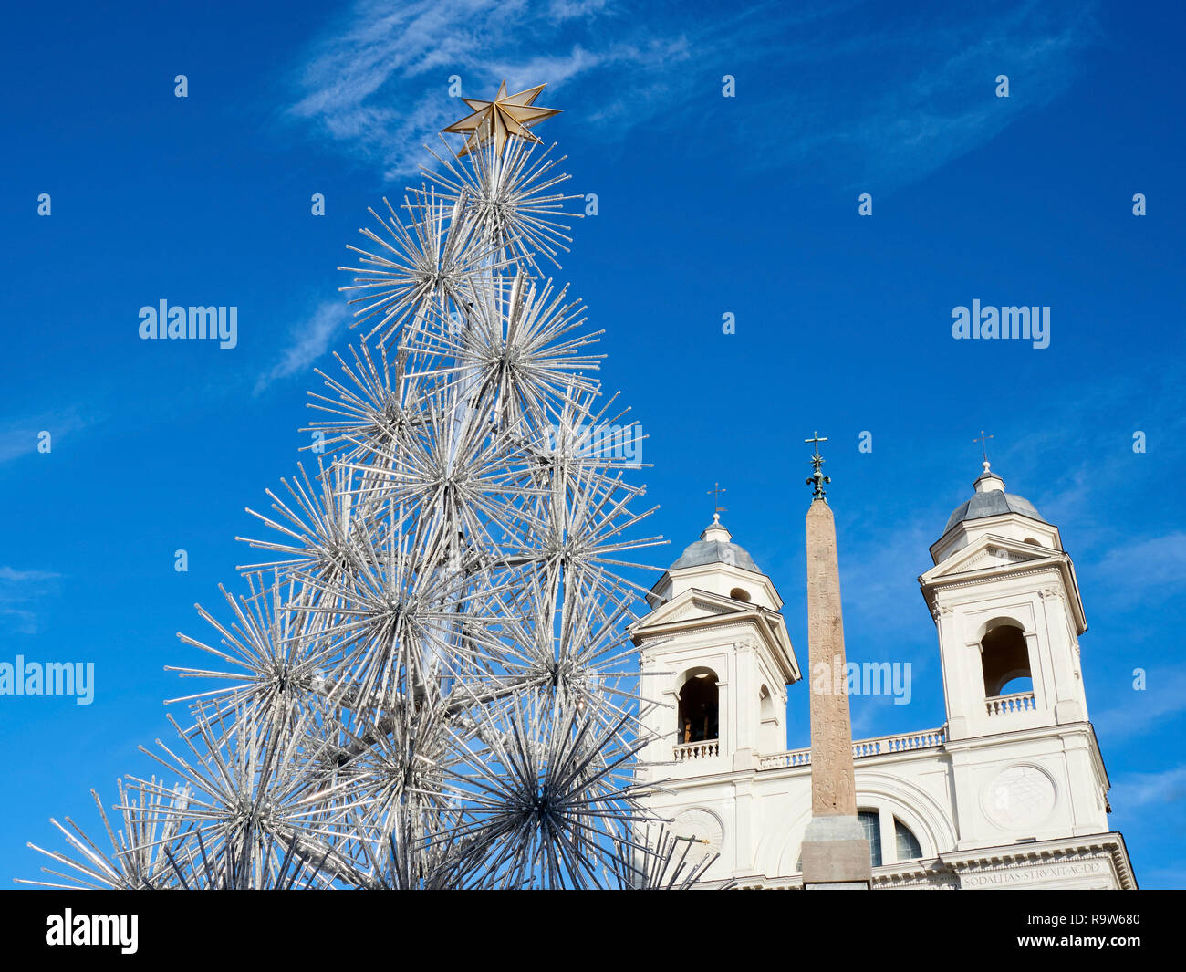 Xmas Tree an Trinita' dei Monti in Rom Italien in der Weihnachtszeit Stockfoto
