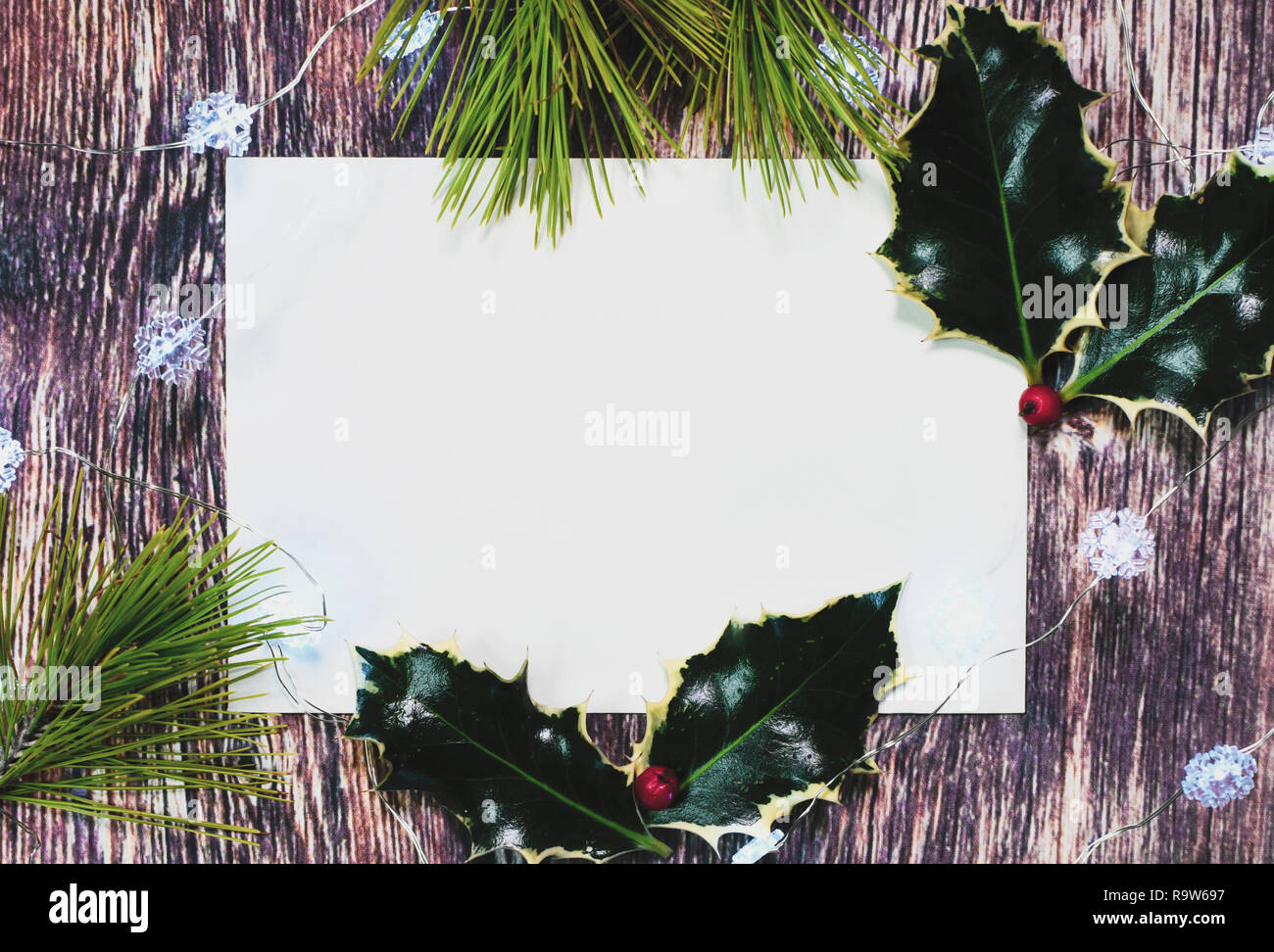 Horizontale Holly, Holz und Weihnachtsbeleuchtung Schuß für Kopie Raum über dem Kopf Bild ideal für Text über für Verkaufs- oder Poster mit leeren weißen Bekanntmachung legen Stockfoto
