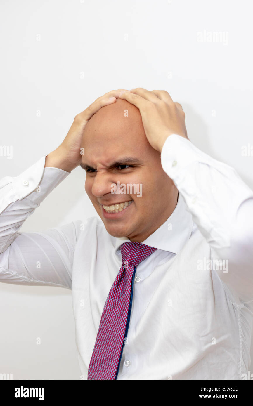 Wütend glatzköpfige Mann mit den Händen auf den Kopf Stockfoto