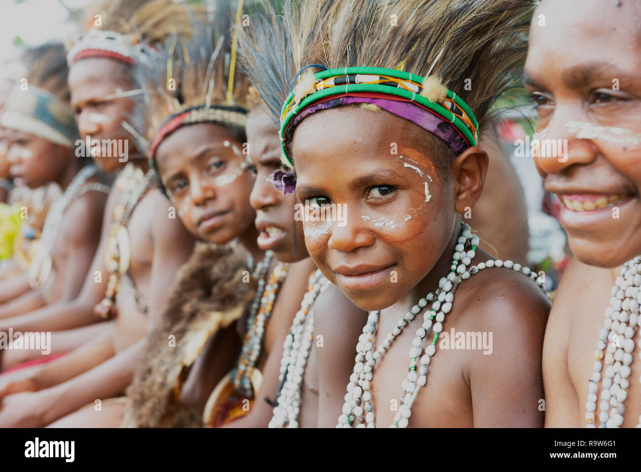 Kinder warten auf Ihre biegen Sie an der Goroka Festival durchzuführen. Stockfoto