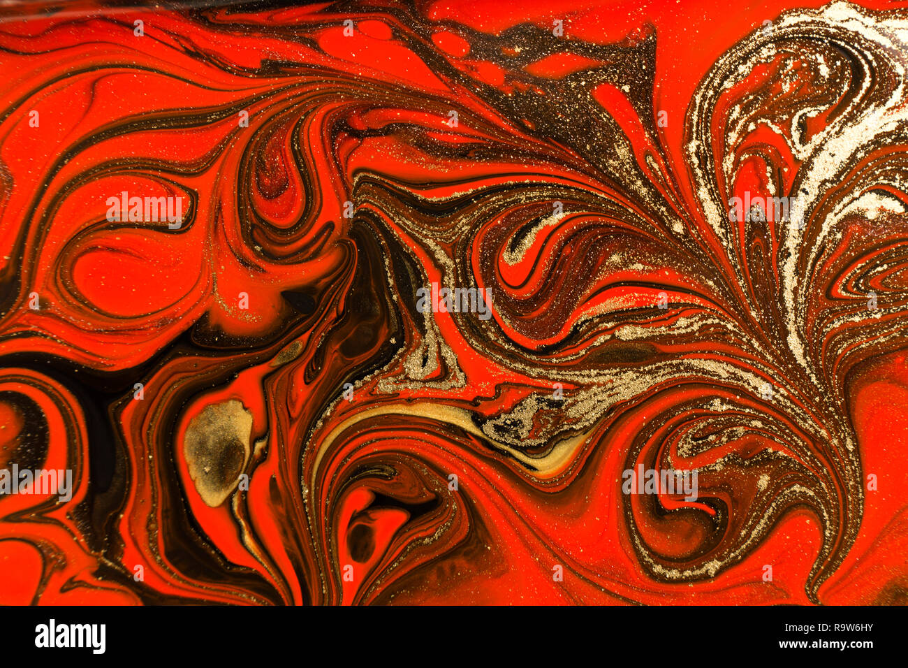 Gold Marmorierung Textur Design. Rote und goldene Marmor Muster. Fluid Kunst Stockfoto